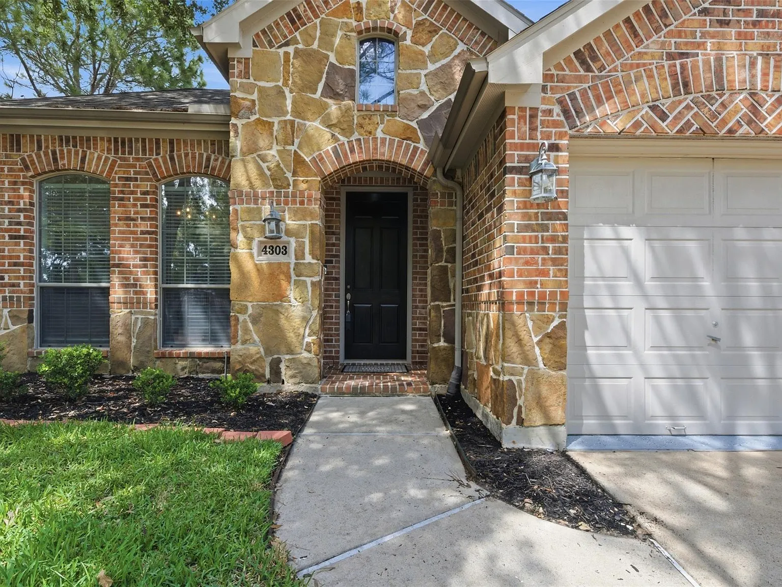 4 bed, 3.0 bath, 2352 sqft, $2,600 — Photo 2