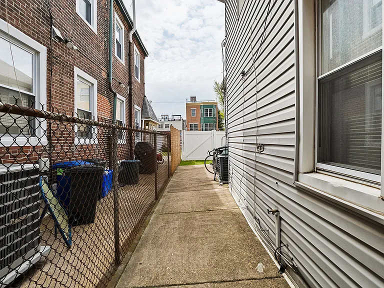 1130 Crease St — Photo 16