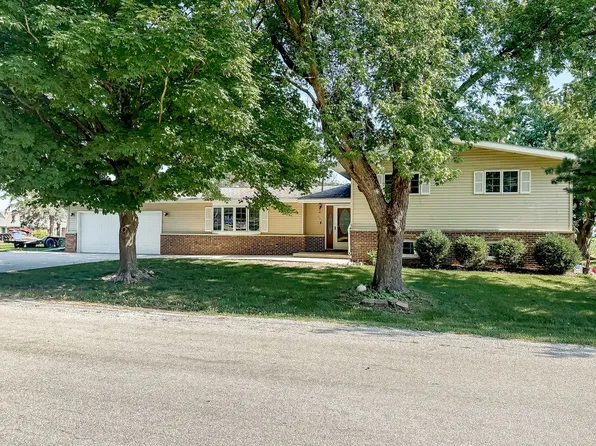 202 E 8th St, Gridley, IL 61744