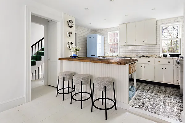 Sold by Compass | media 7