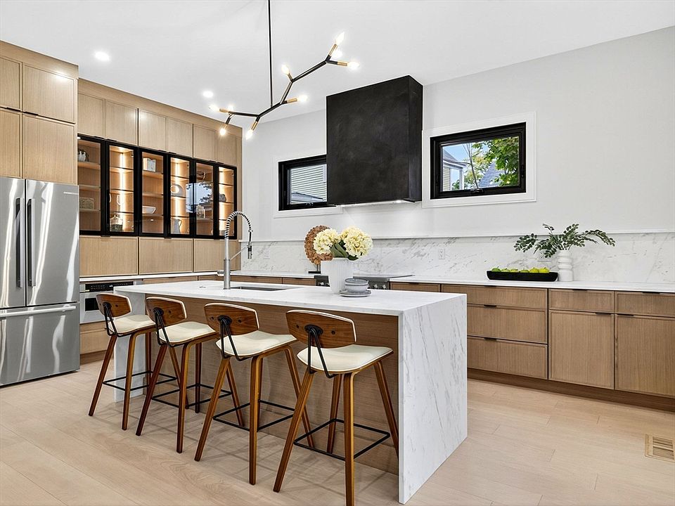 1st image of 10 Crescent St #1