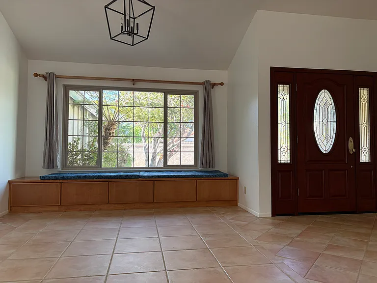415 Wellington Dr — Photo 4