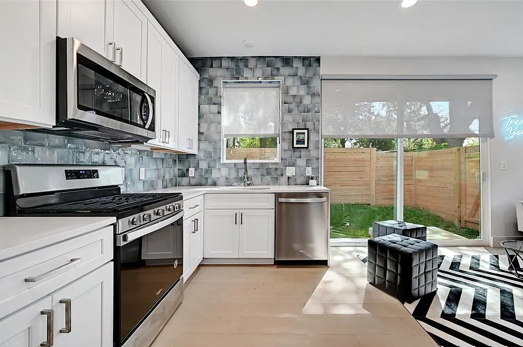 2 bed, 2.5 bath, 979 sqft, $3,100 — Photo 3