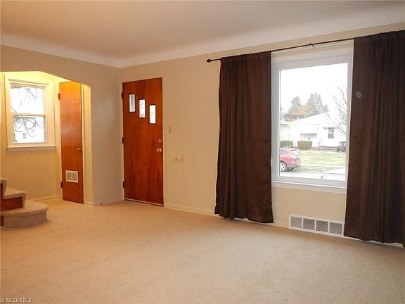 5th image of 8019 Pinegrove Ave