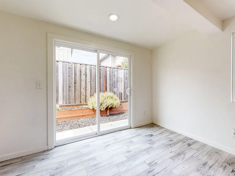 2113 Dennis Ln — Photo 10