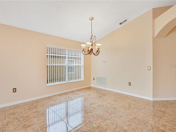 4th image of 159 Queen Mary Dr