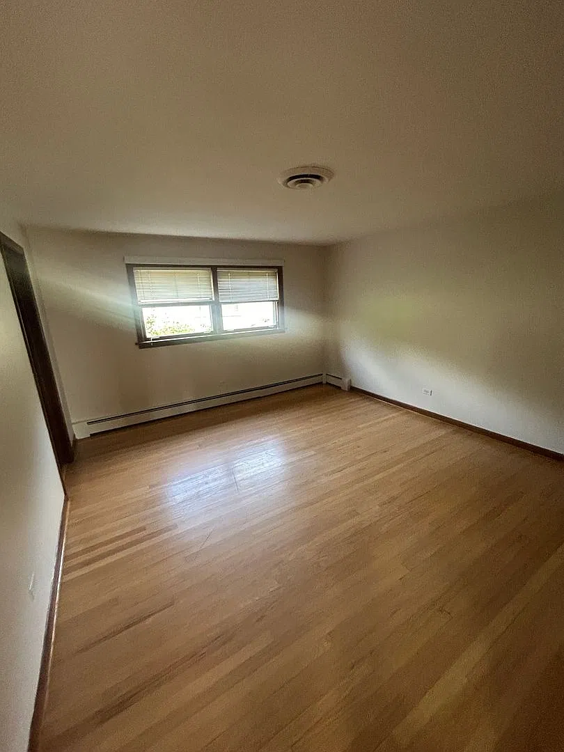 Spacious & Gracious Park Ridge Split w/Sub Bsmt. 4BR 3BA — Photo 4