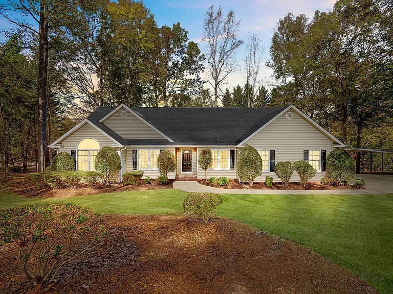 22 Country Club Dr — Photo 2