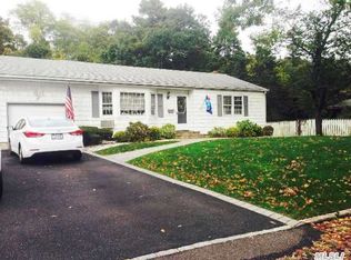 97 Lake St, Islip, NY 11751