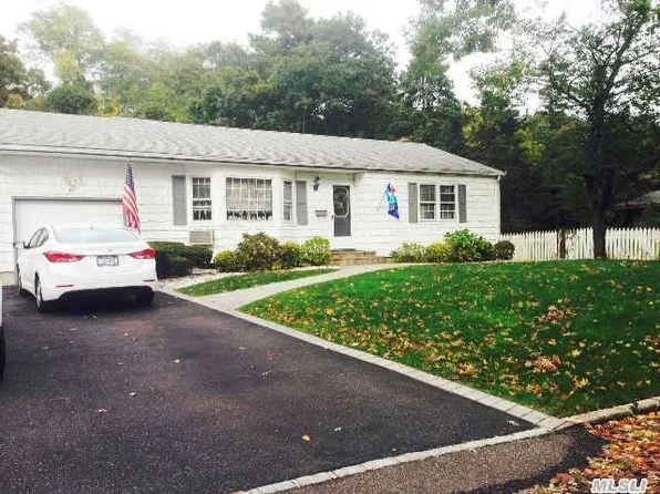 97 Lake St, Islip, NY 11751