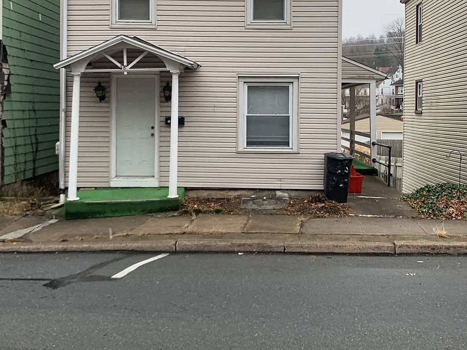 Front of the apartment on E Wyomissing Ave.