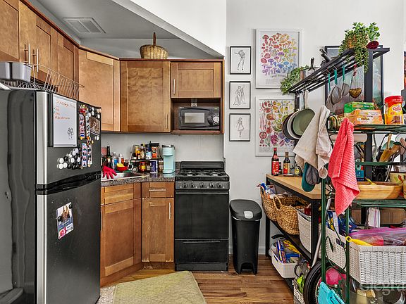 5th image of 256 W 73rd St APT 8