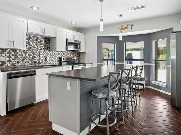 9716 Windsor Cir, Fort Worth, TX 76140