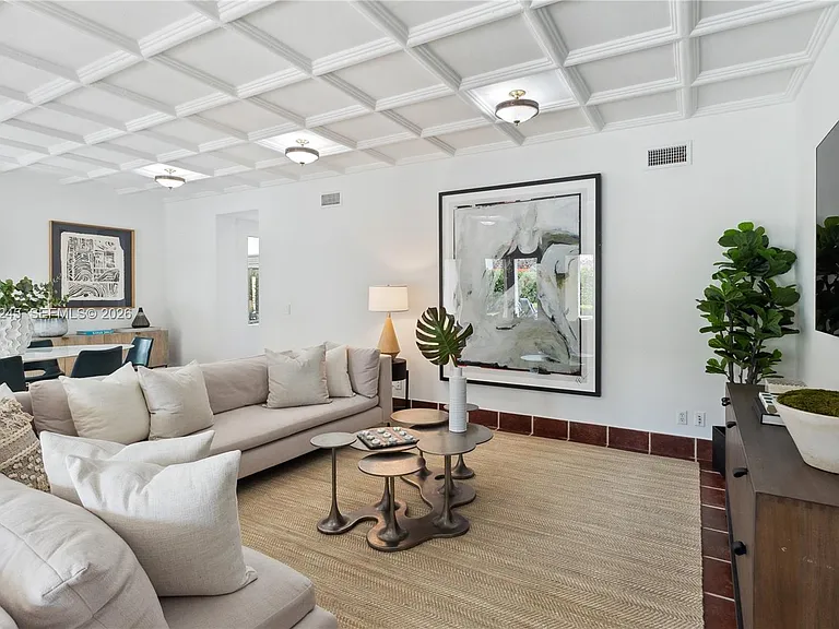 319 Mendoza Ave — Photo 12