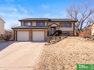902 Iron Rd, Papillion, NE 68046
