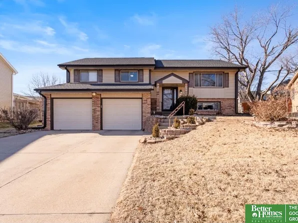 902 Iron Rd, Papillion, NE 68046