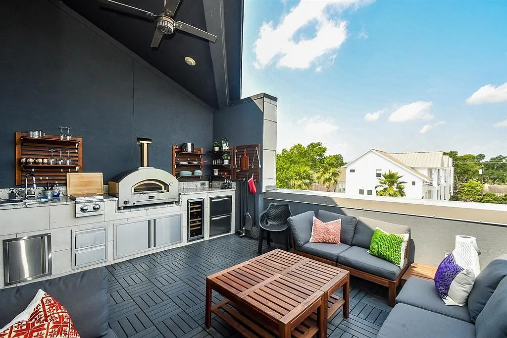 3 bed, 3.5 bath, 4143 sqft, $6,500 — Photo 2