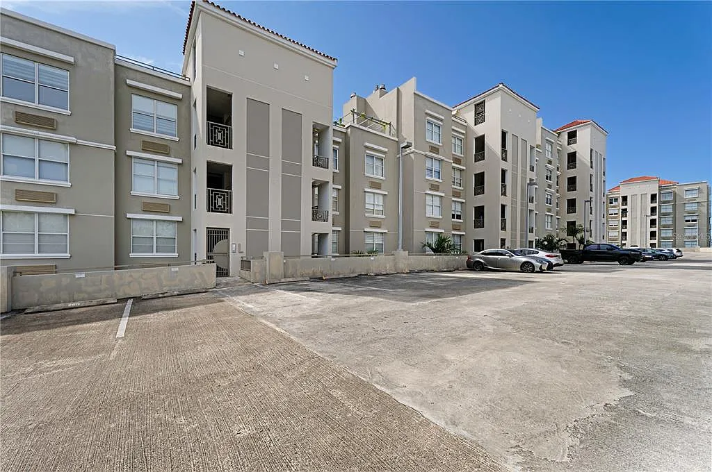3 bed, 4.0 bath, 3914 sqft, $4,700 — Photo 2