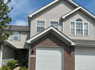 11 S Oakhurst Dr, Aurora, IL 60504