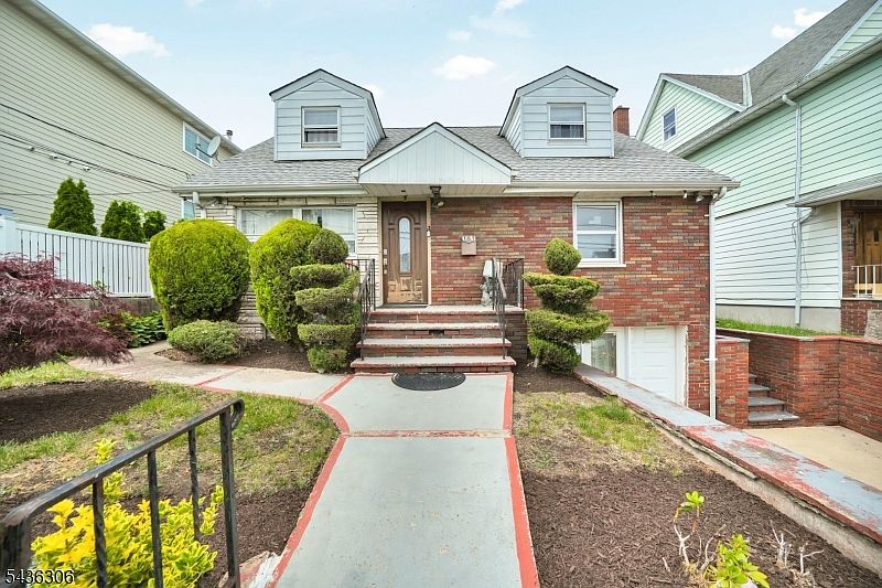 1st image of 161 Plauderville Ave