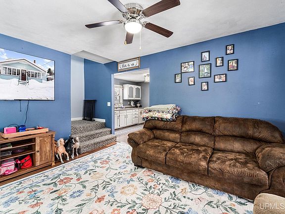 4th image of 125 Helen St