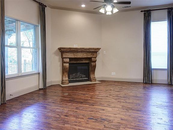 4th image of 2829 Creekway Dr