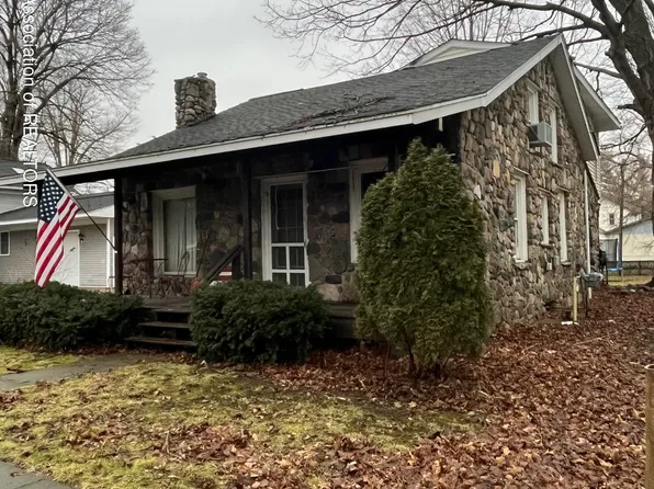 212 W Caroline St, Bellevue, MI 49021