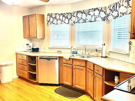 3rd image of 630 Allen Rd