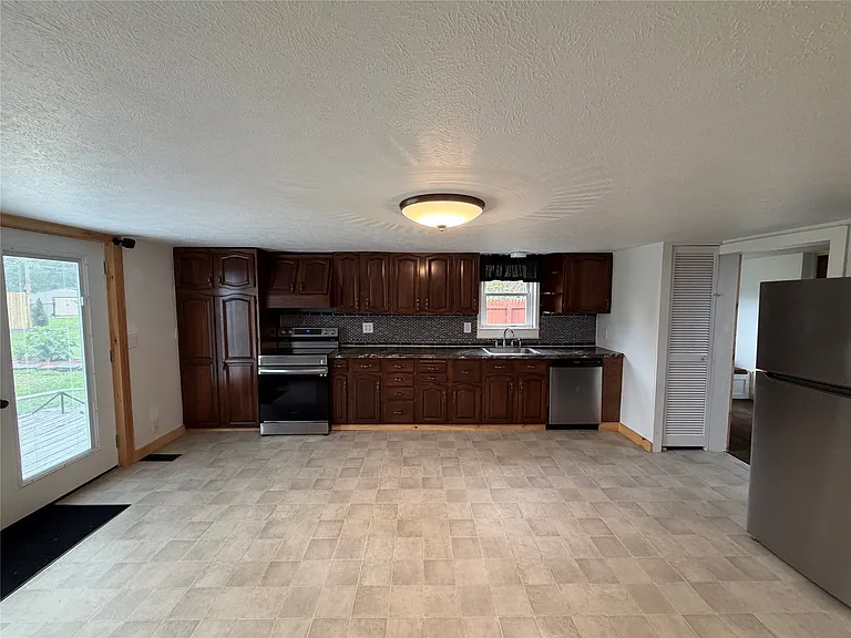 76 E Main St — Photo 9