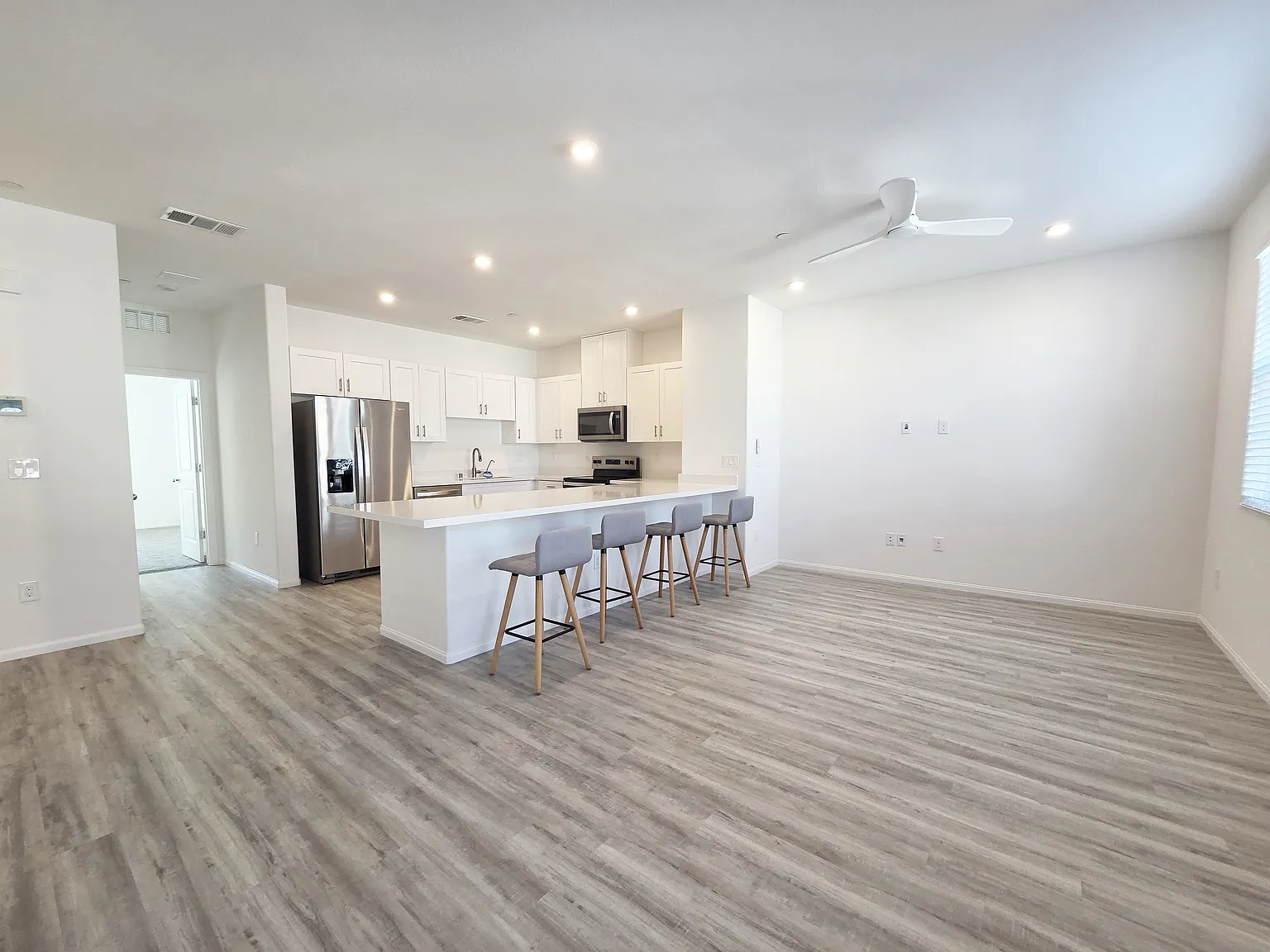 4 bed, 3.5 bath, 2044 sqft, $2,595 — Photo 2