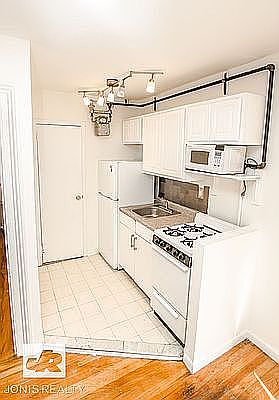 4th image of 221 E 35th St APT 4ER