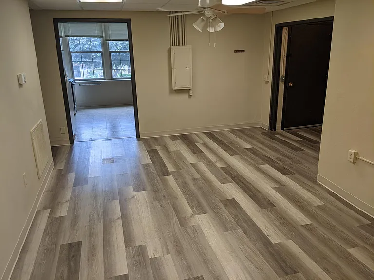 125 E North St — Photo 4