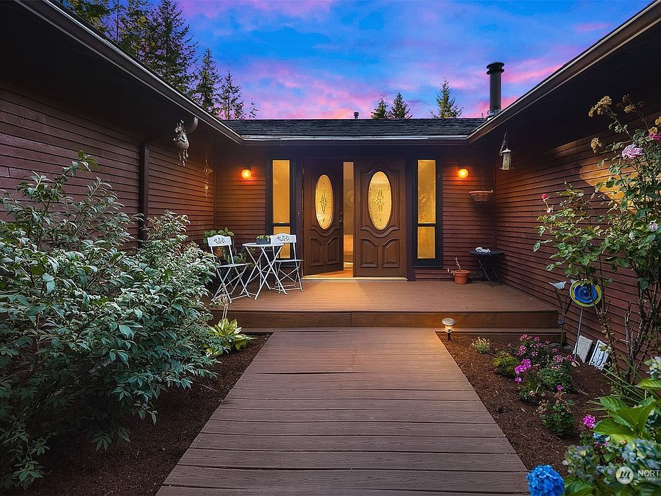 Unusual front entry way.>