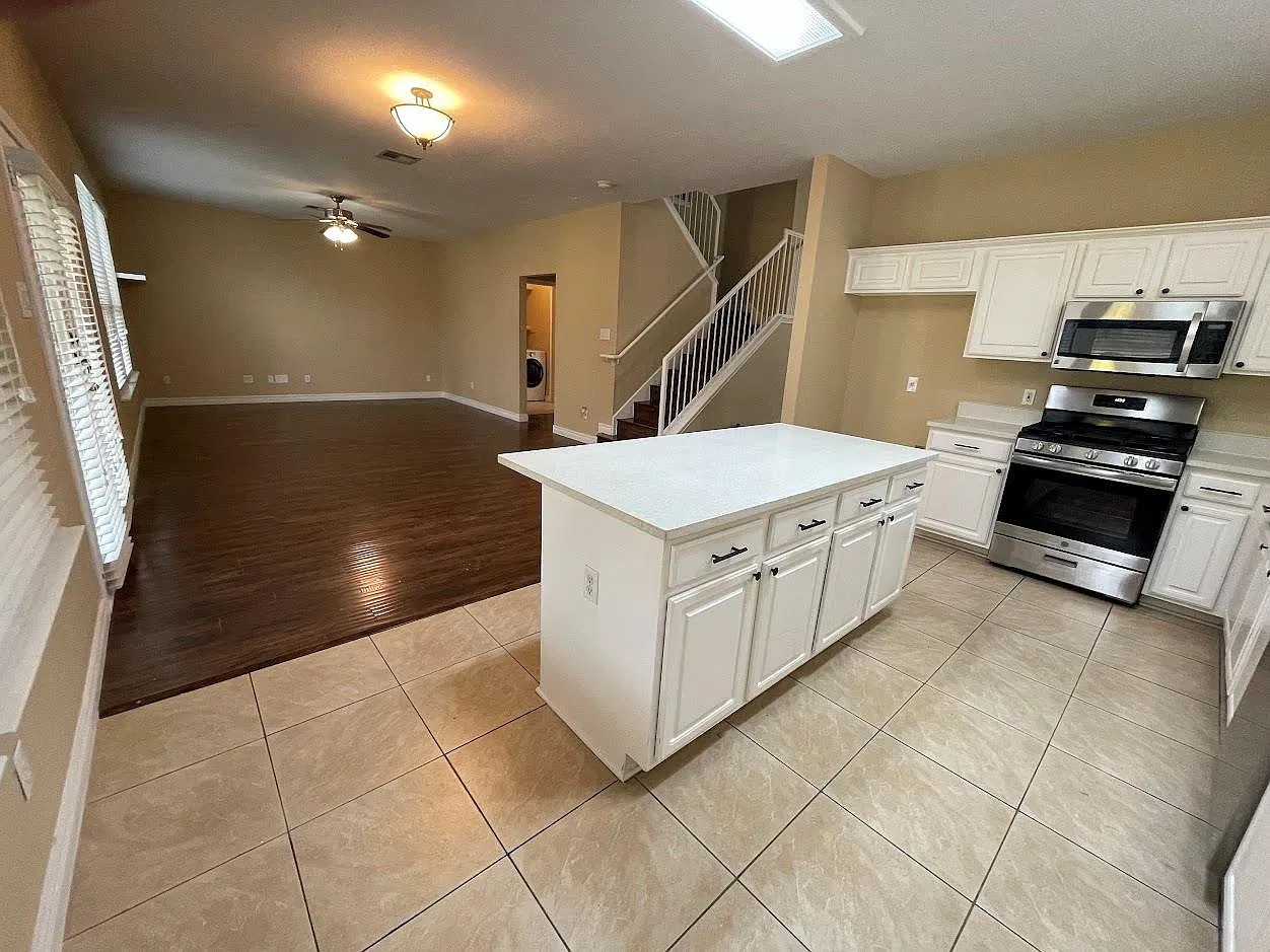 4 bed, 2.5 bath, 2023 sqft, $2,800 — Photo 3