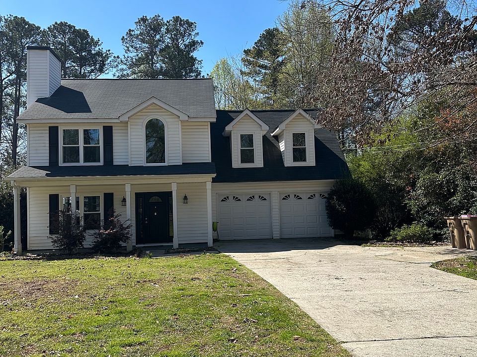 Plenty of parking in driveway, and large front lawn