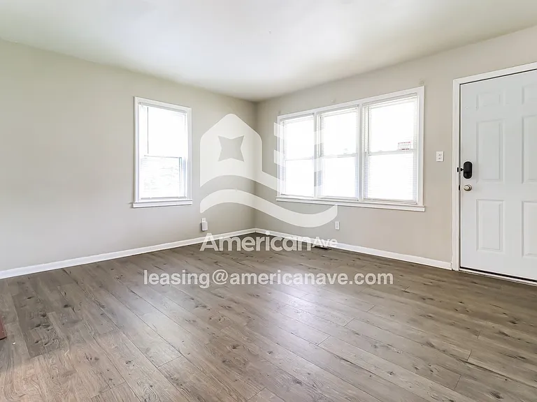 1523853_003_living_room_13767780.jpg