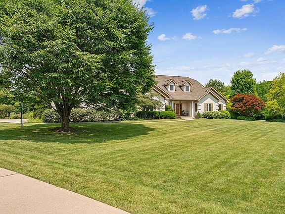 4th image of 8880 Surrey Ln