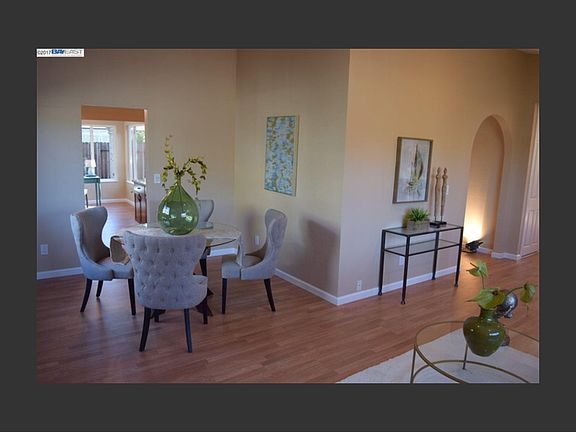 2nd image of 939 Walnut Dr