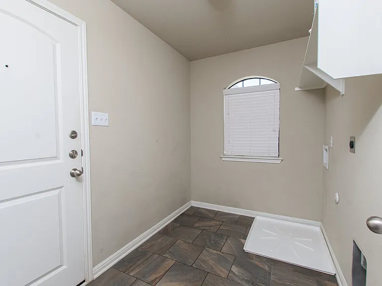 3505 Castleton Dr — Photo 13