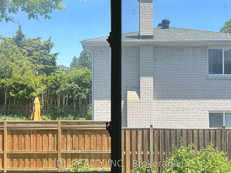 23 Pineway Blvd #MAIN FLOOR — Photo 3
