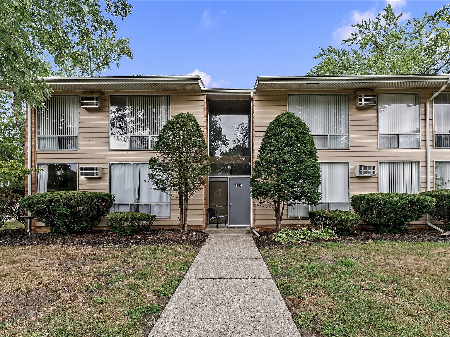 Lincoln Apartments — Photo 3