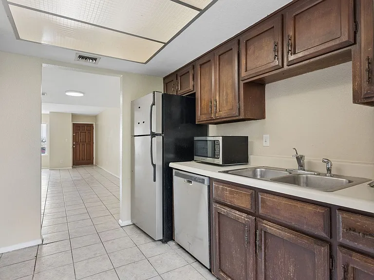 1927 E Hampton Ave #216 — Photo 9