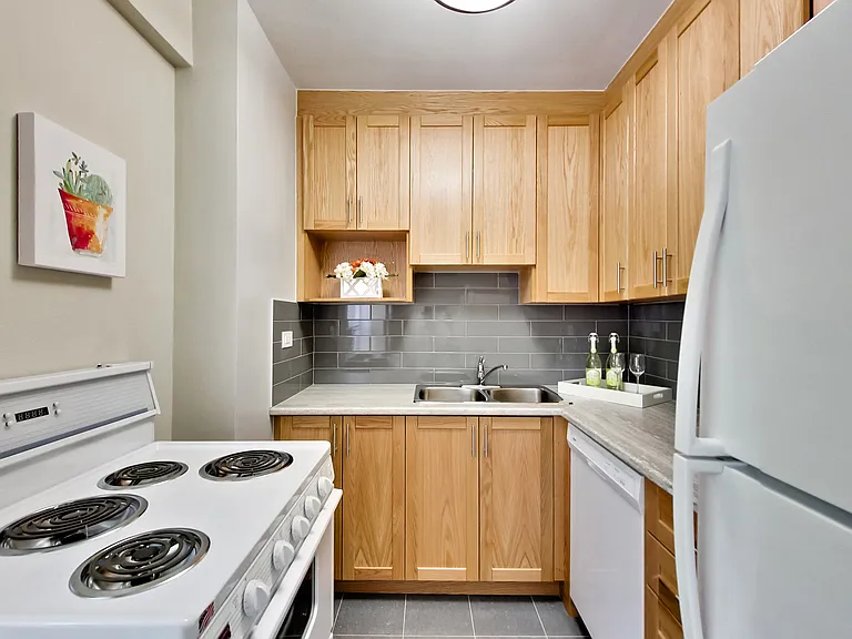 2100 Bathurst St #308 — Photo 34