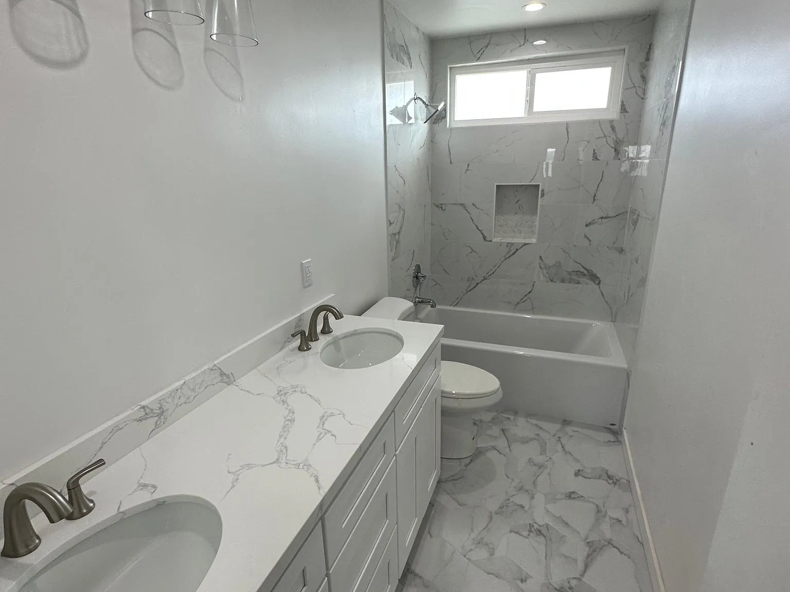 5 bed, 2.5 bath, 2250 sqft, $4,200 — Photo 2