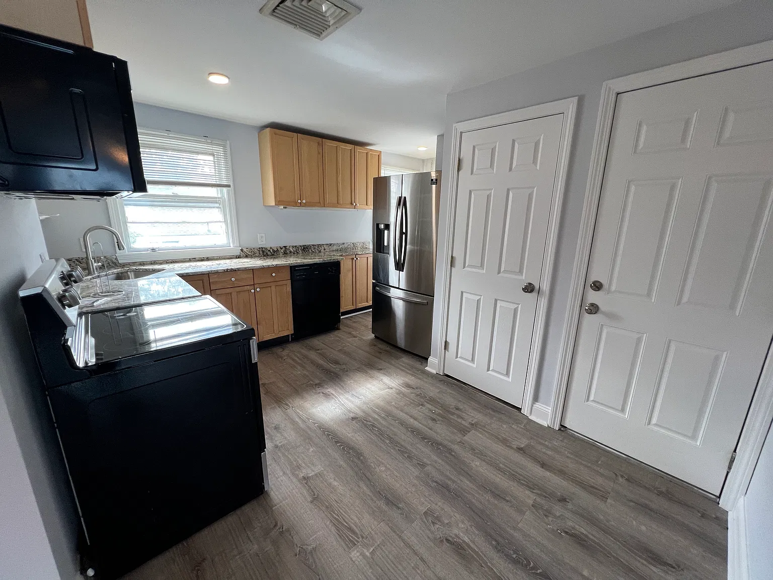 3 bed, 1.5 bath, 900 sqft, $3,500 — Photo 3