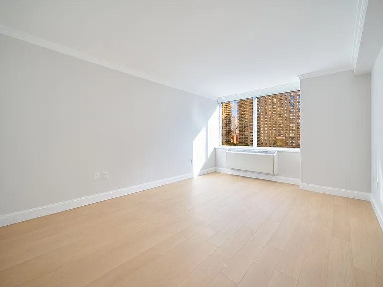 160 Riverside Blvd #10J — Photo 11