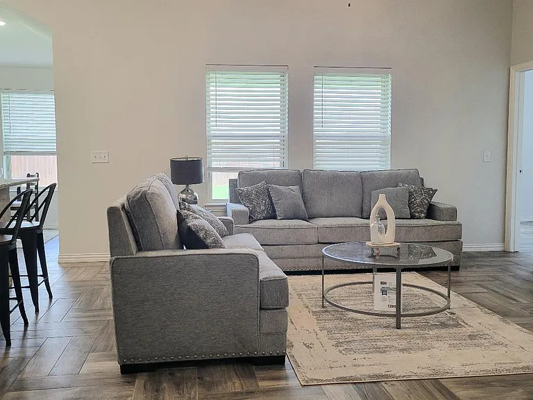 117 E Valley Dr — Photo 3