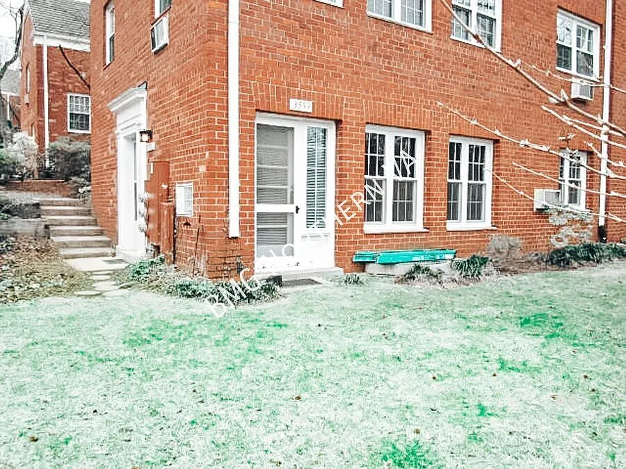 Beautifully Renovated 2 Bedroom 1 Bathroom Townhouse-Style Condo In Very Desirable Parkfairfax Co... — Photo 2
