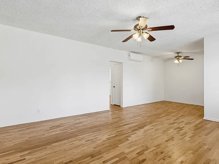 Quiet Jefferson Park Apartments Spacious, Secure & Centrally Located — Photo 20