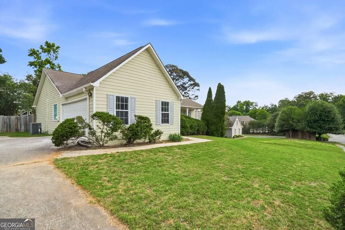 3 bed, 2.0 bath, $2,100 — Photo 3